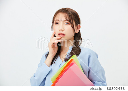 ビジネスカジュアルの若い女性　ファッション 88802438