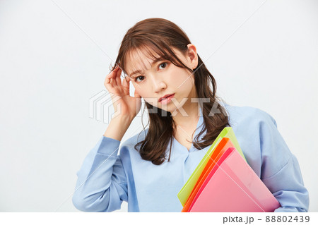 ビジネスカジュアルの若い女性　ファッション 88802439