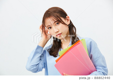 ビジネスカジュアルの若い女性　ファッション 88802440