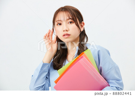 ビジネスカジュアルの若い女性　ファッション 88802441