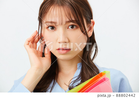 ビジネスカジュアルの若い女性　ファッション 88802442