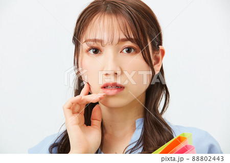 ビジネスカジュアルの若い女性 ファッション ビジネスカジュアルの若い女性 ファッション 88802443