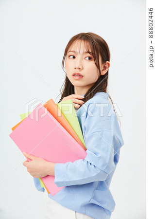 ビジネスカジュアルの若い女性　ファッション 88802446