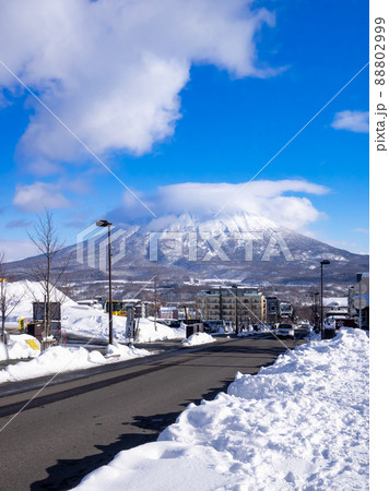 雪国の街並みと背後にそびえる冠雪の火山 (北海道、ニセコ) 雪国の街並みと背後にそびえる冠雪の火山 (北海道、ニセコ) 88802999