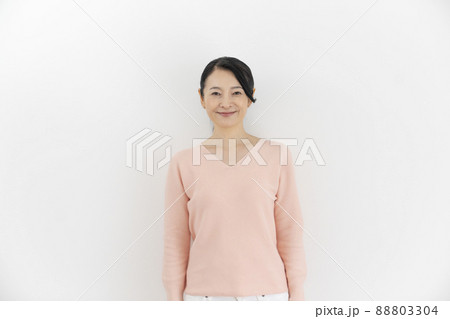カメラ目線で笑顔の40代後半の女性　ポートレート 88803304