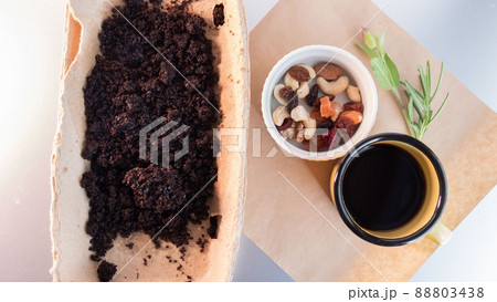 珈琲を抽出したときに出るコーヒーかす、乾燥させて再利用する。 珈琲を抽出したときに出るコーヒーかす、乾燥させて再利用する。 88803438