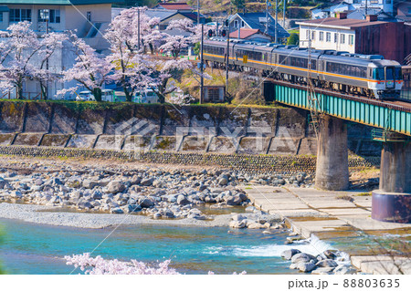 下呂温泉望川館から高山本線をのぞむ 88803635