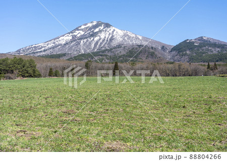 青空と春の磐梯山　福島県猪苗代町 88804266