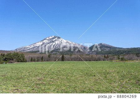 青空と春の磐梯山　福島県猪苗代町 88804269