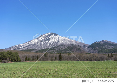 青空と春の磐梯山　福島県猪苗代町 88804275
