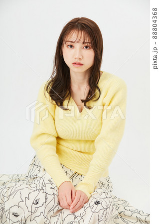 黄色いニットを着た若い女性　ガーリーファッション　前髪　うざバング 88804368