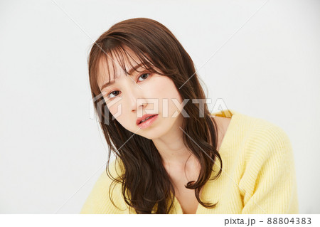 黄色いニットを着た若い女性　ガーリーファッション　前髪　うざバング 88804383