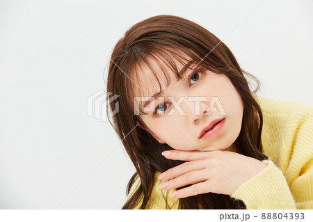 黄色いニットを着た若い女性　ガーリーファッション　前髪　うざバング 88804393