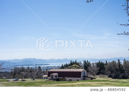 昭和の森公園（天鏡台）から見た青空と猪苗代湖　俯瞰　福島県猪苗代町　 88804592