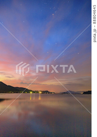 瀬戸内の夏の星景　朝焼け空に昇るオリオン座 88804645