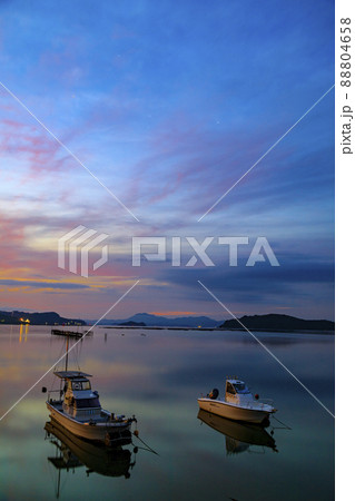 瀬戸内の朝焼け凪の漁港の景色 88804658