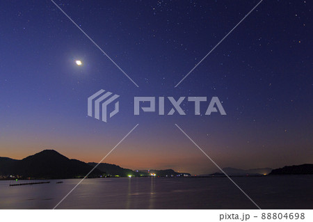 瀬戸内の夏の星景　朝焼け空に昇るオリオン座と月 88804698