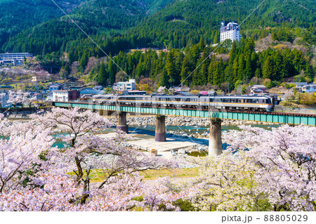 下呂温泉望川館から高山本線をのぞむ 88805029