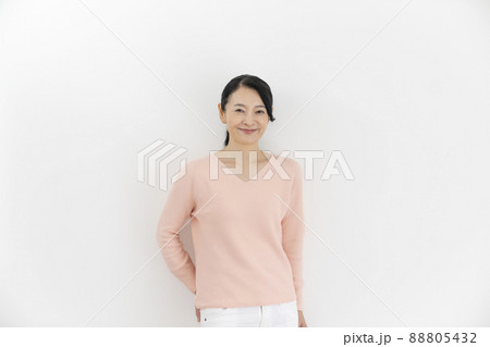 カメラ目線で笑顔の40代後半の女性 ポートレート カメラ目線で笑顔の40代後半の女性 ポートレート 88805432