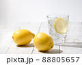 夏らしく爽やかなレモン水と黄色いレモン 88805657