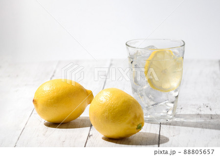 夏らしく爽やかなレモン水と黄色いレモン 夏らしく爽やかなレモン水と黄色いレモン 88805657