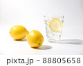 夏らしく爽やかなレモン水と黄色いレモン 88805658