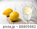 夏らしく爽やかなレモン水と黄色いレモン 88805662