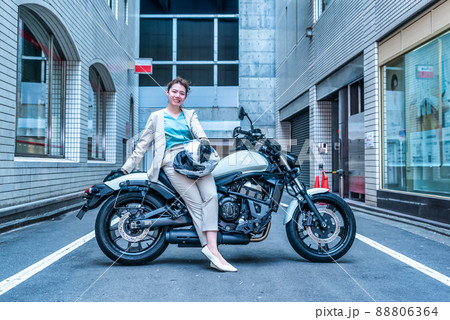 ビジネスウーマンとクルーザーバイク 渋谷 ビジネスウーマンとクルーザーバイク 渋谷 88806364