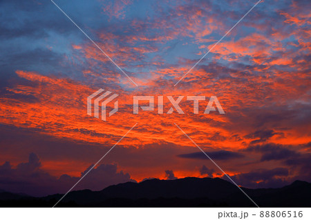 燃える空と雲がある夕景 燃える空と雲がある夕景 88806516