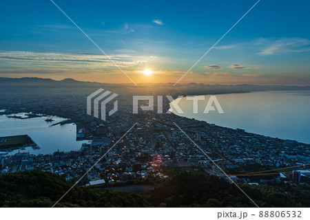 夜明け函館市街地  函館山展望台より撮影 88806532