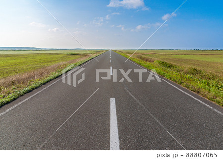 地平線まで伸びるまっすぐな道 北海道猿払村 エヌサカ線 88807065