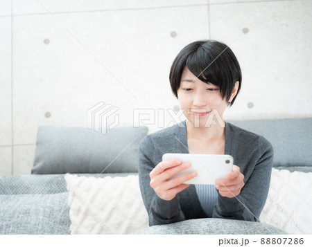 スマートフォンを操作する女性 88807286