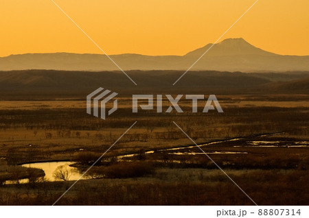 釧路湿原と雄阿寒岳と夕陽 88807314