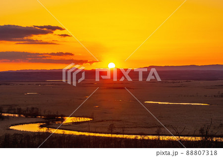 釧路湿原、釧路川が夕日に染まる 88807318