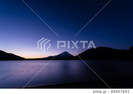 本栖湖と富士山の朝焼け 88807601