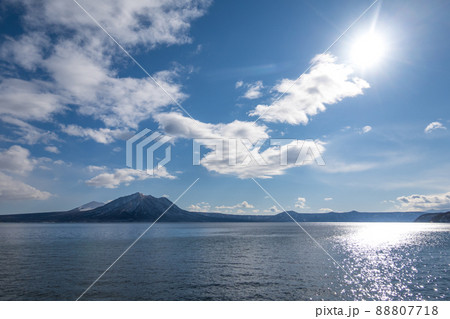 支笏湖と樽前山  北海道千歳市 88807718