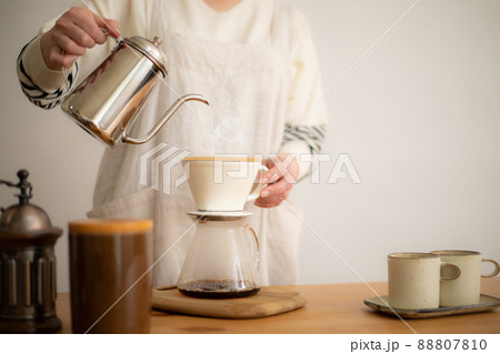 コーヒーを淹れる コーヒーを淹れる 88807810