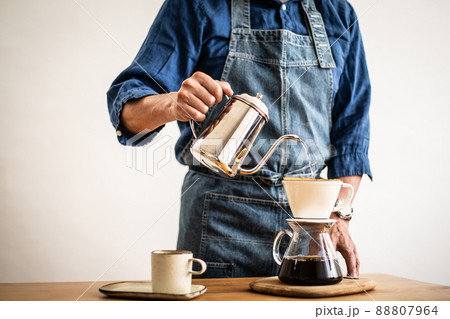 コーヒーを淹れる 88807964