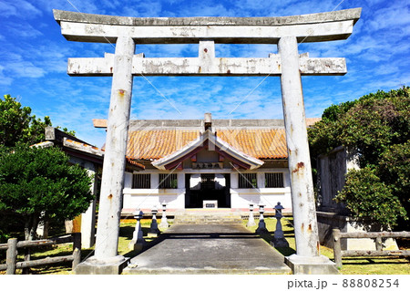 大主神社の鳥居と本殿（沖縄・宮古島・伊良部島） 88808254