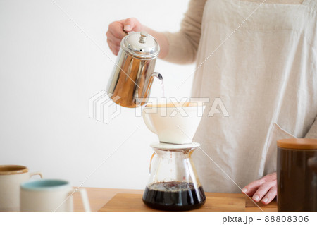 コーヒーを淹れる コーヒーを淹れる 88808306