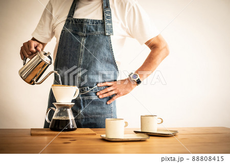 コーヒーを淹れる コーヒーを淹れる 88808415