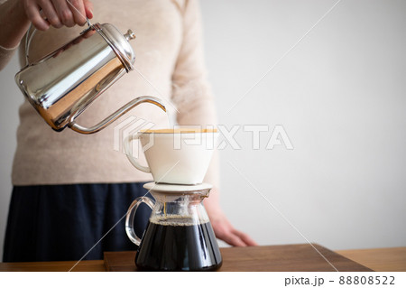 コーヒーを淹れる コーヒーを淹れる 88808522