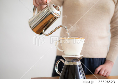 コーヒーを淹れる 88808523