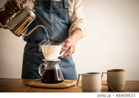 コーヒーを淹れる 88808625