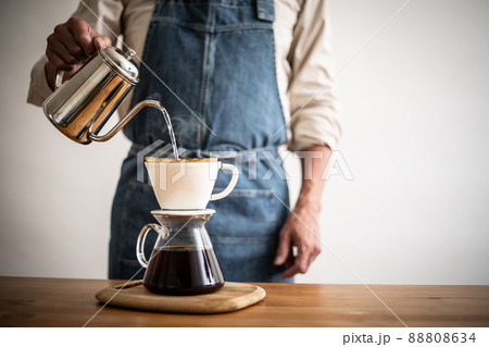 コーヒーを淹れる コーヒーを淹れる 88808634
