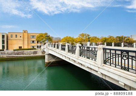 春の平和記念公園の風景です。桜の花がもうすぐ満開の時期です。明るい雰囲気をどうぞ。広島県 春の平和記念公園の風景です。桜の花がもうすぐ満開の時期です。明るい雰囲気をどうぞ。広島県 88809188