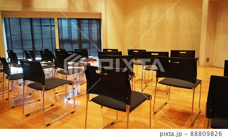多目的ホールに並べられた椅子 88809826