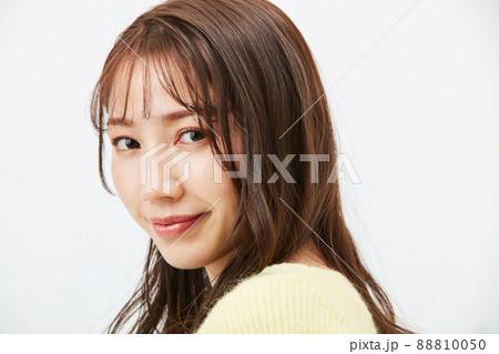 黄色いニットを着た若い女性　ガーリーファッション　前髪　うざバング 88810050