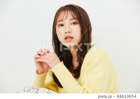 黄色いニットを着た若い女性　ガーリーファッション　前髪　うざバング 88810054