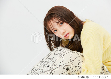 黄色いニットを着た若い女性　ガーリーファッション　前髪　うざバング 88810057